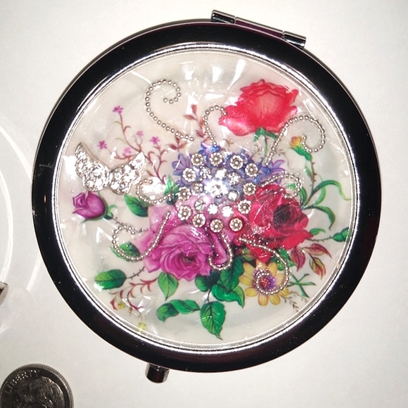Fancy Pearlized Makeup Mirror Compact - Picture 3 of 8